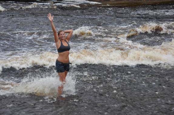 Divertindo-se nas corredeiras do rio Urubuí, em Presidente Figueiredo - AM